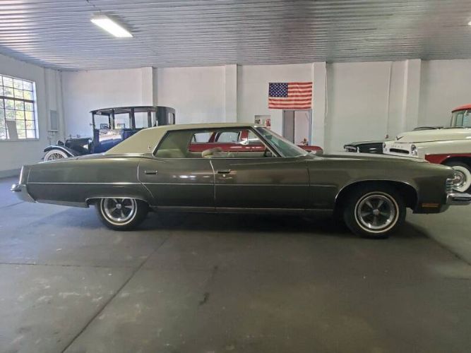 Unknown-Grandville-1973-Brown-Beige-24