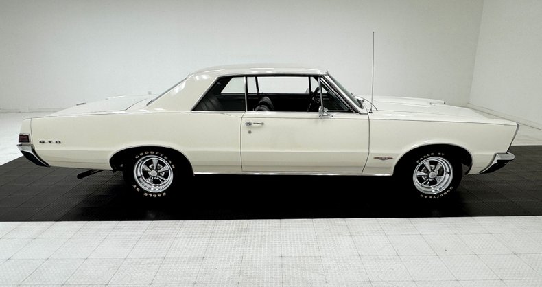 Unknown-Gto-1965-Cameo-White-Dark-Blue-23