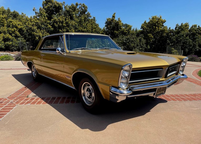 Unknown-Gto-1965-Capri-Gold-Black-12
