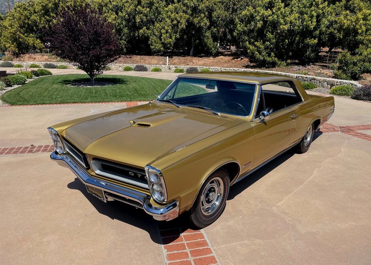 Unknown-Gto-1965-Capri-Gold-Black-4