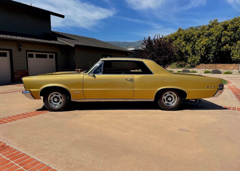 Unknown-Gto-1965-Capri-Gold-Black-6