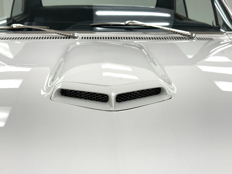 Unknown-Gto-1965-Ermine-White-Blue-18