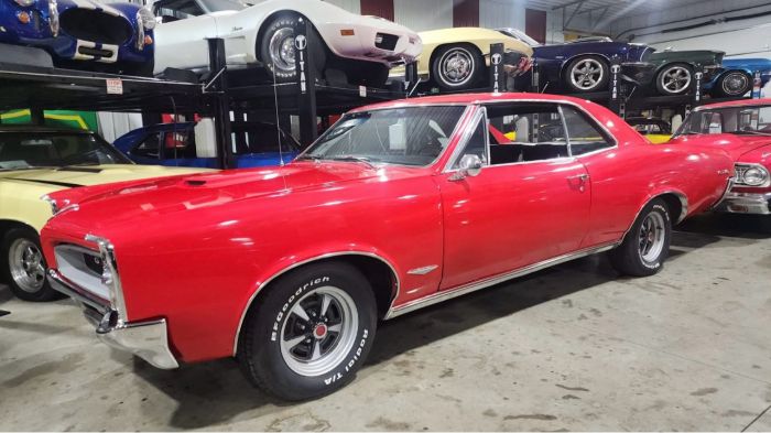Unknown-Gto-1966-Red-Black-Vinyl-5