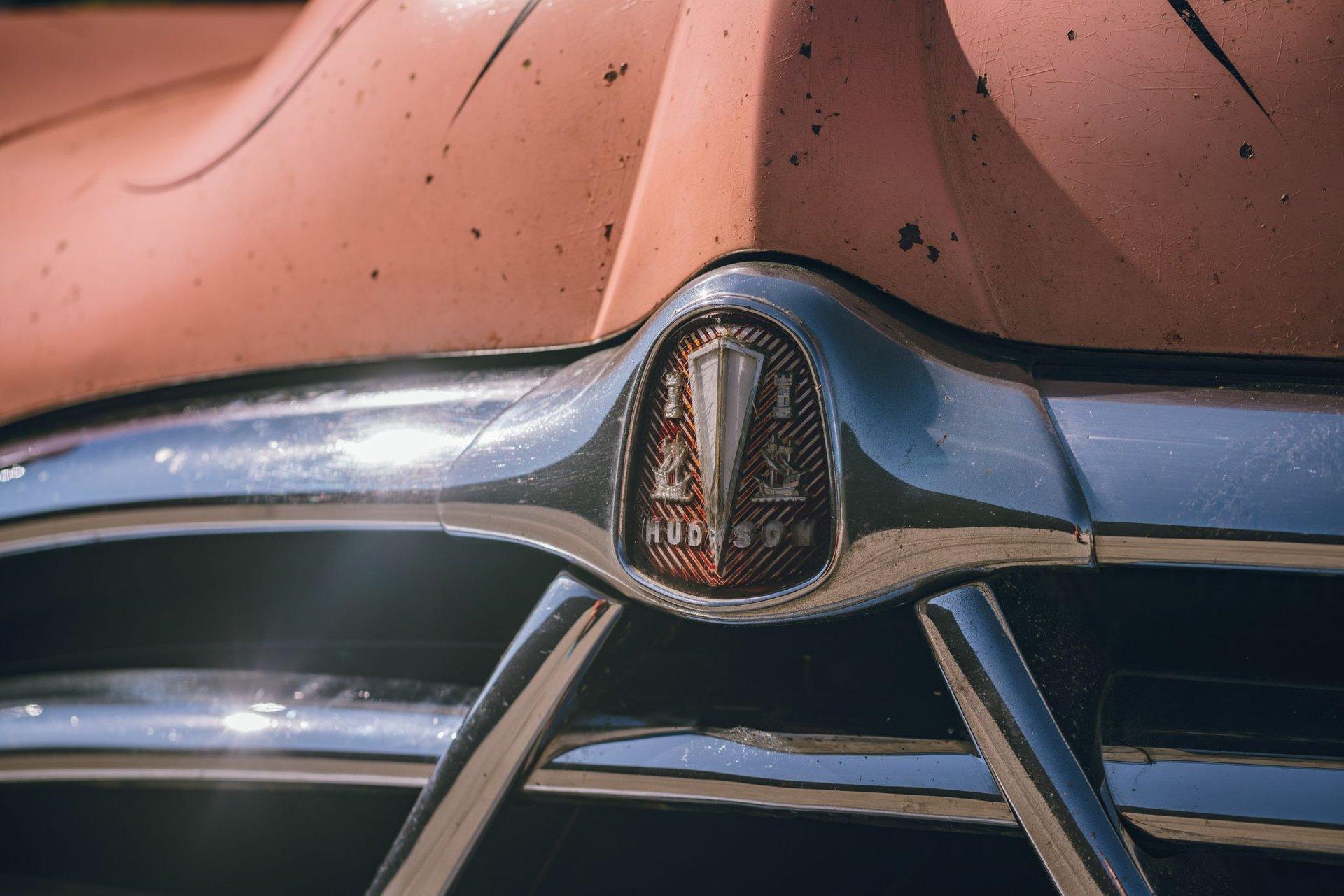Unknown-Hornet-1951-Pink-and-Black-White-7