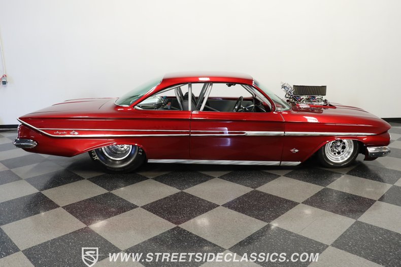 Unknown-Impala-1961-Candy-Apple-Red-Meta-Light-Gray-10