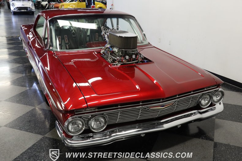 Unknown-Impala-1961-Candy-Apple-Red-Meta-Light-Gray-12