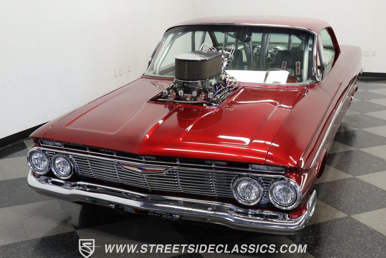 Unknown-Impala-1961-Candy-Apple-Red-Meta-Light-Gray-13