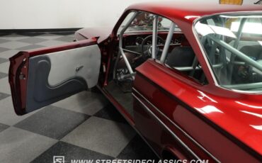 Unknown-Impala-1961-Candy-Apple-Red-Meta-Light-Gray-16