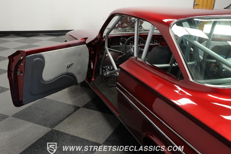 Unknown-Impala-1961-Candy-Apple-Red-Meta-Light-Gray-16