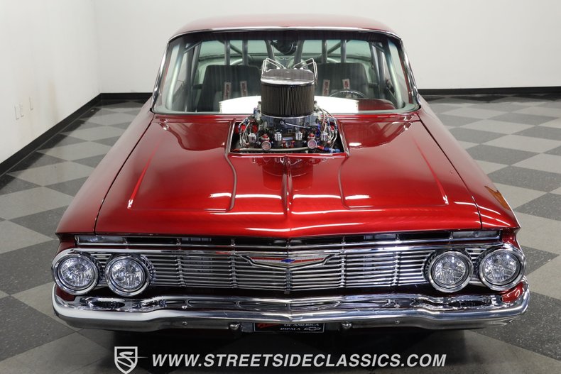 Unknown-Impala-1961-Candy-Apple-Red-Meta-Light-Gray-18
