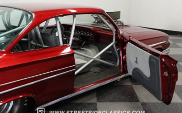 Unknown-Impala-1961-Candy-Apple-Red-Meta-Light-Gray-22