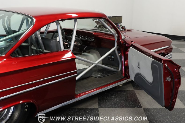 Unknown-Impala-1961-Candy-Apple-Red-Meta-Light-Gray-22