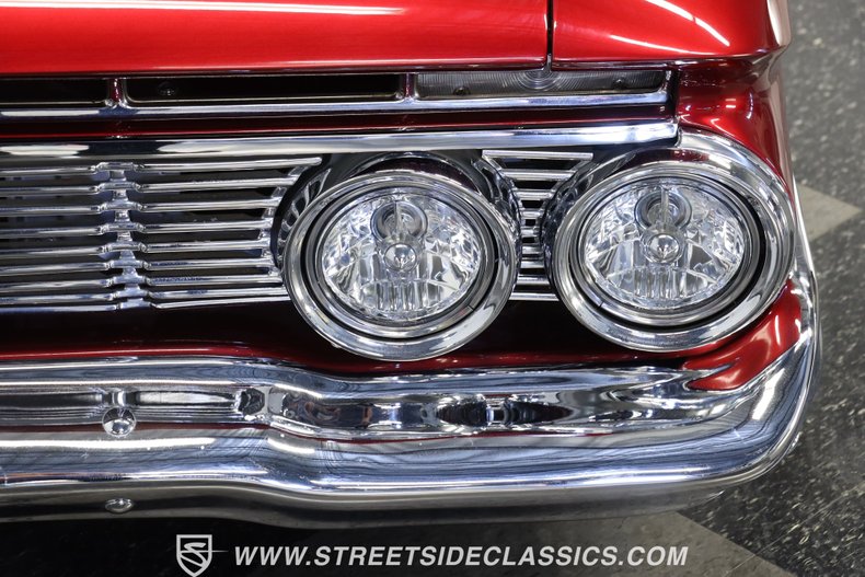 Unknown-Impala-1961-Candy-Apple-Red-Meta-Light-Gray-25