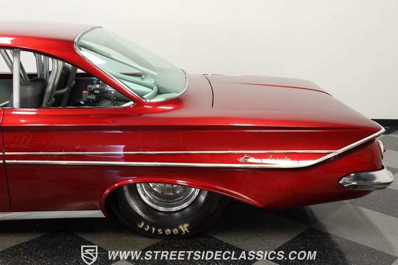 Unknown-Impala-1961-Candy-Apple-Red-Meta-Light-Gray-29