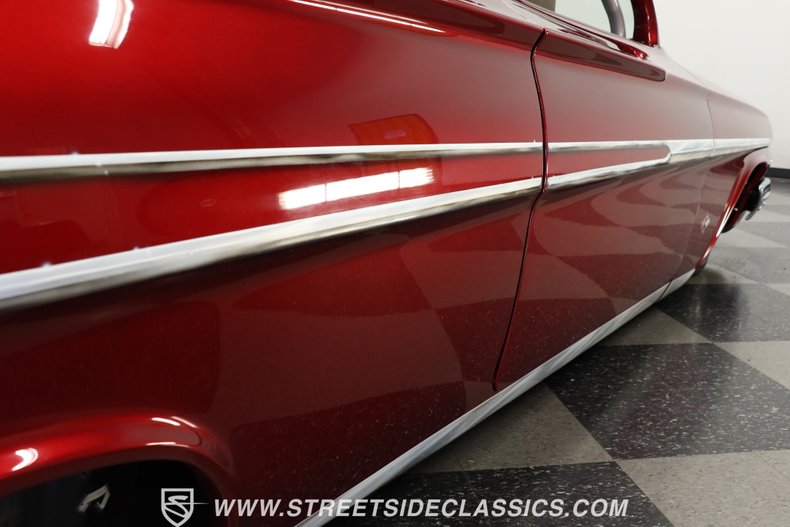Unknown-Impala-1961-Candy-Apple-Red-Meta-Light-Gray-32