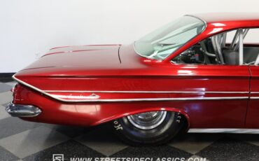 Unknown-Impala-1961-Candy-Apple-Red-Meta-Light-Gray-33