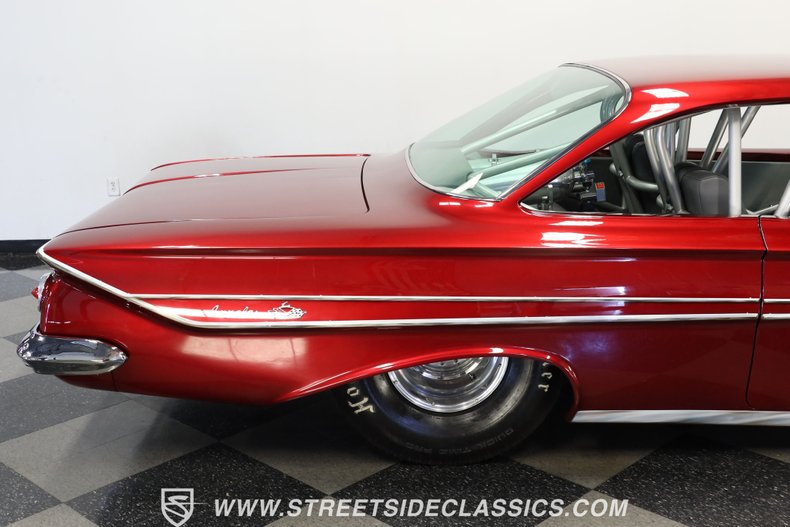 Unknown-Impala-1961-Candy-Apple-Red-Meta-Light-Gray-33