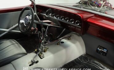 Unknown-Impala-1961-Candy-Apple-Red-Meta-Light-Gray-38