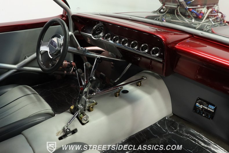 Unknown-Impala-1961-Candy-Apple-Red-Meta-Light-Gray-38