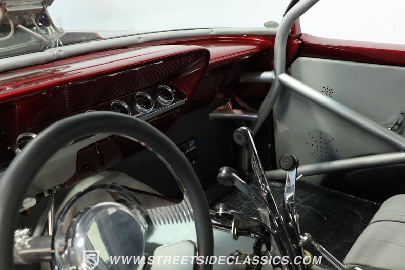 Unknown-Impala-1961-Candy-Apple-Red-Meta-Light-Gray-44