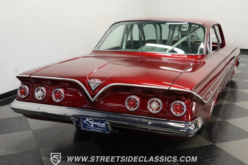 Unknown-Impala-1961-Candy-Apple-Red-Meta-Light-Gray-7