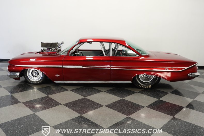 Unknown-Impala-1961-Candy-Apple-Red-Meta-Light-Gray