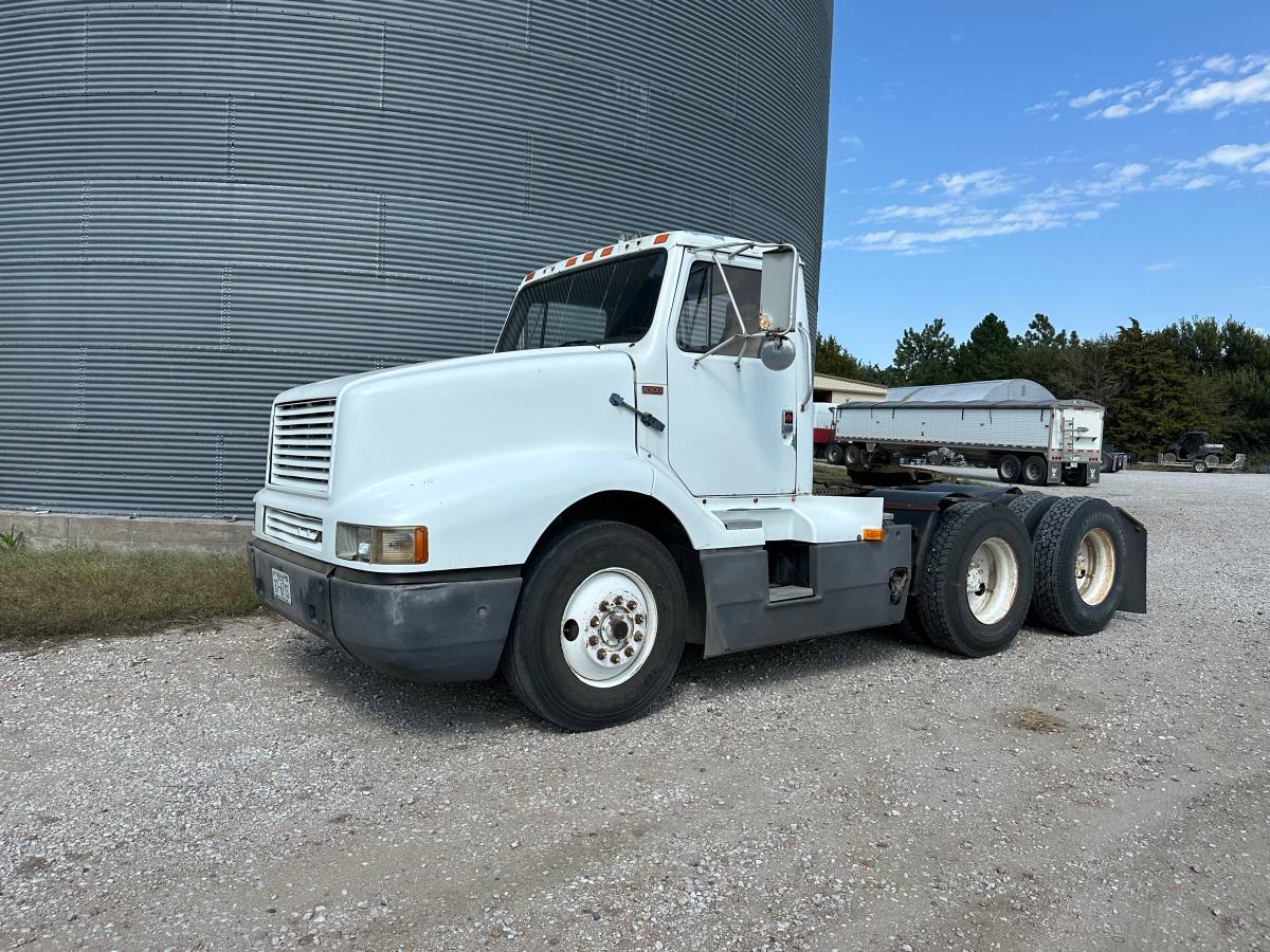 Unknown-International-8300-diesel-1989-white-1