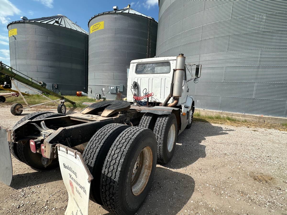 Unknown-International-8300-diesel-1989-white-10