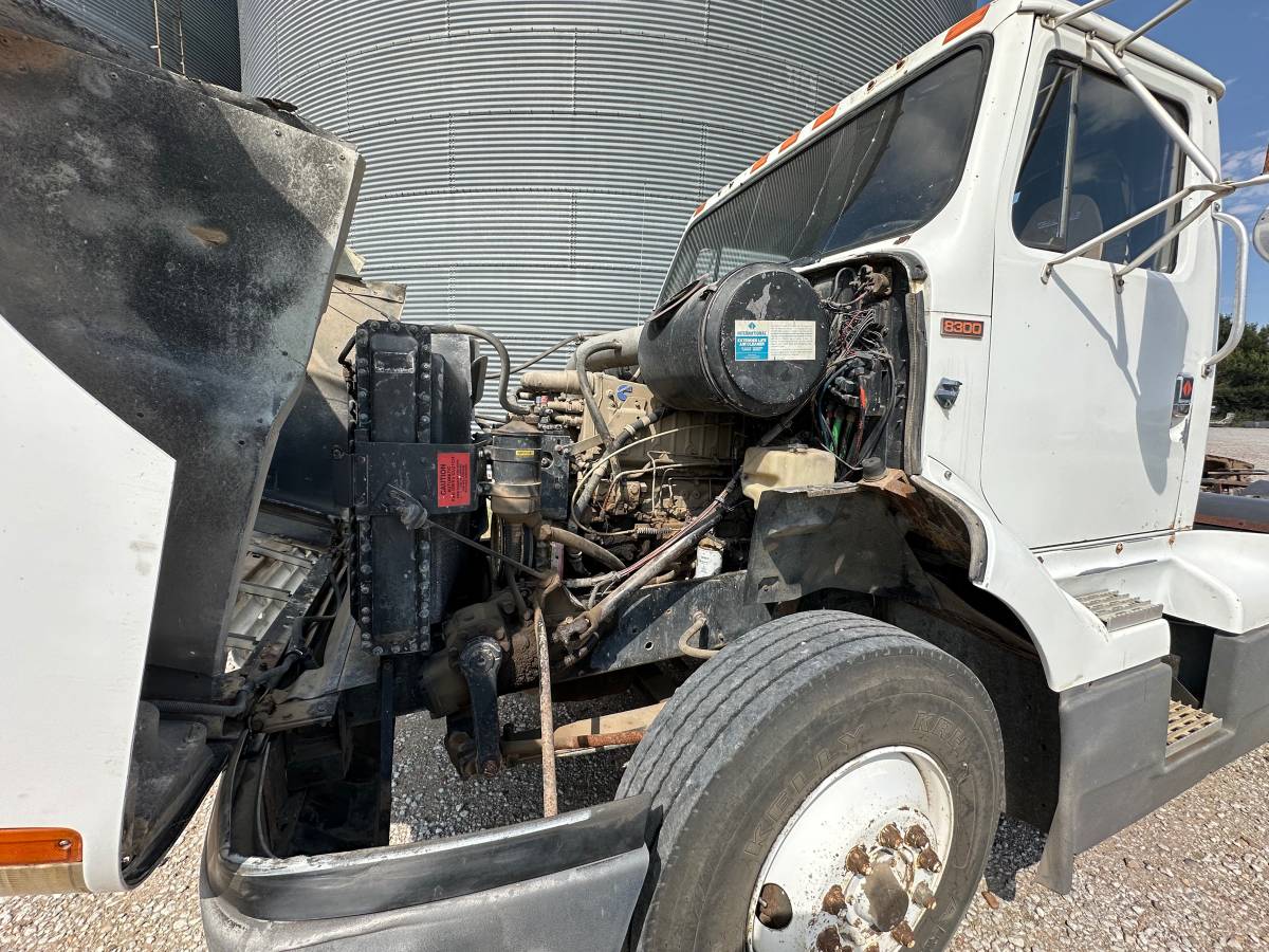 Unknown-International-8300-diesel-1989-white-11