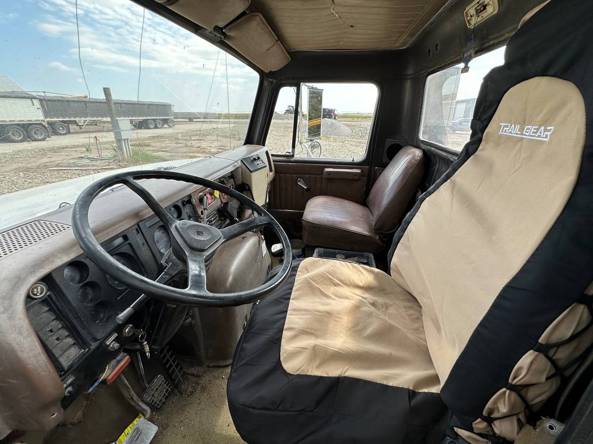 Unknown-International-8300-diesel-1989-white-13