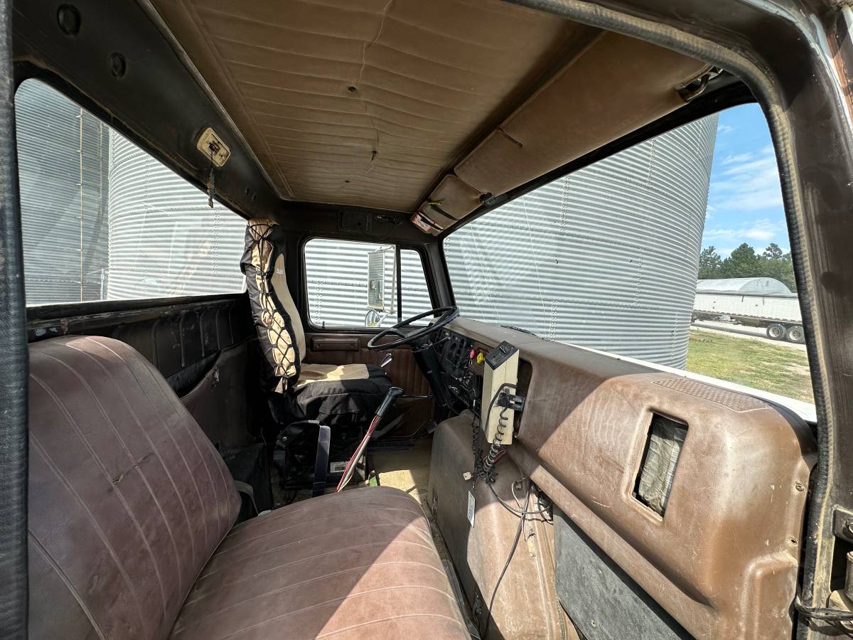 Unknown-International-8300-diesel-1989-white-14