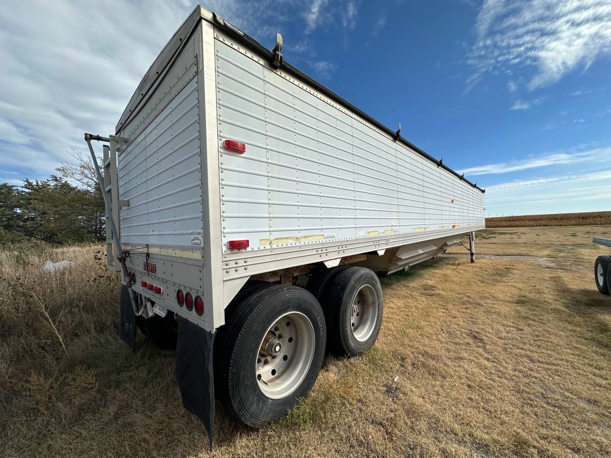Unknown-International-8300-diesel-1989-white-18