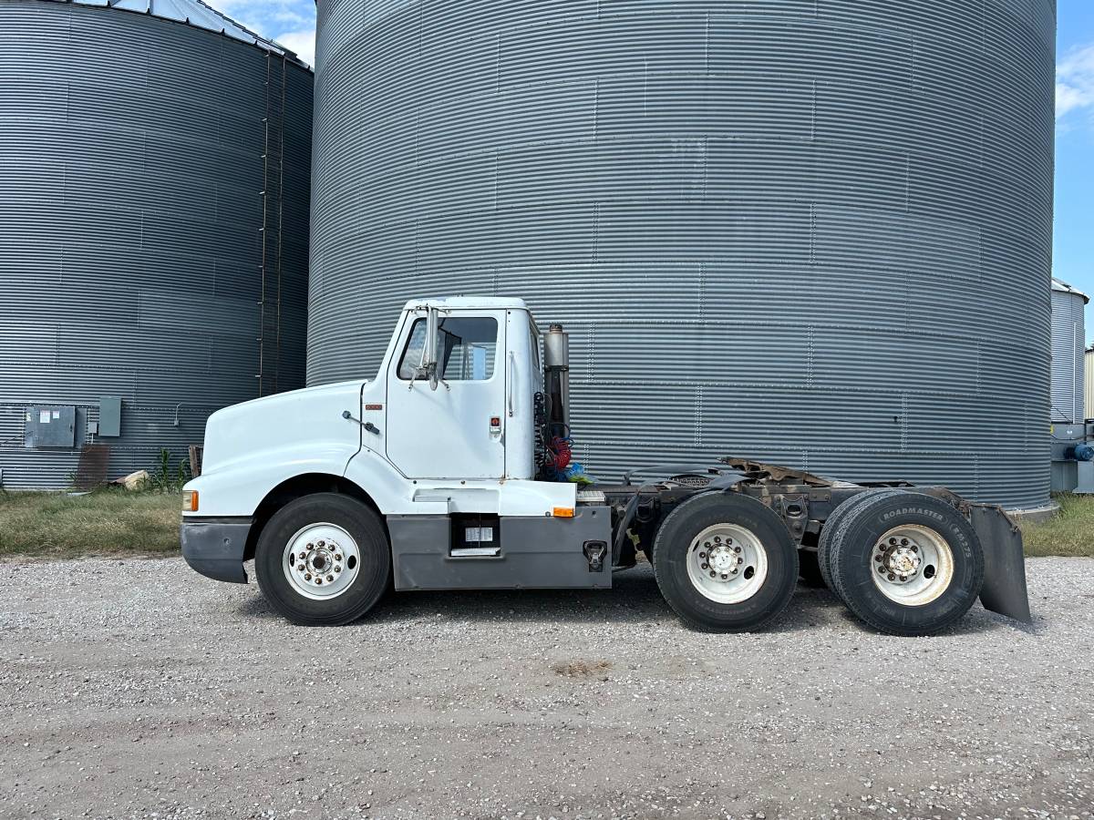Unknown-International-8300-diesel-1989-white-2