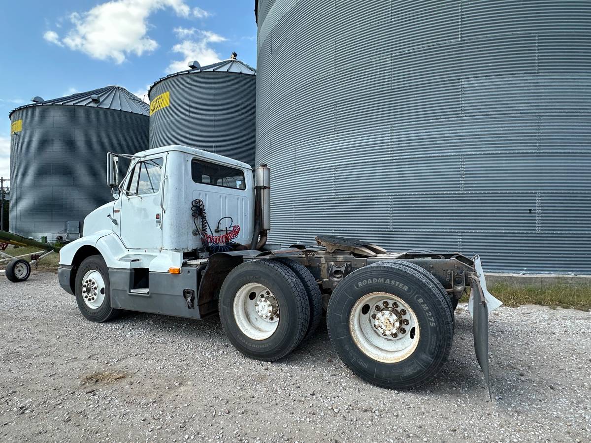 Unknown-International-8300-diesel-1989-white-3
