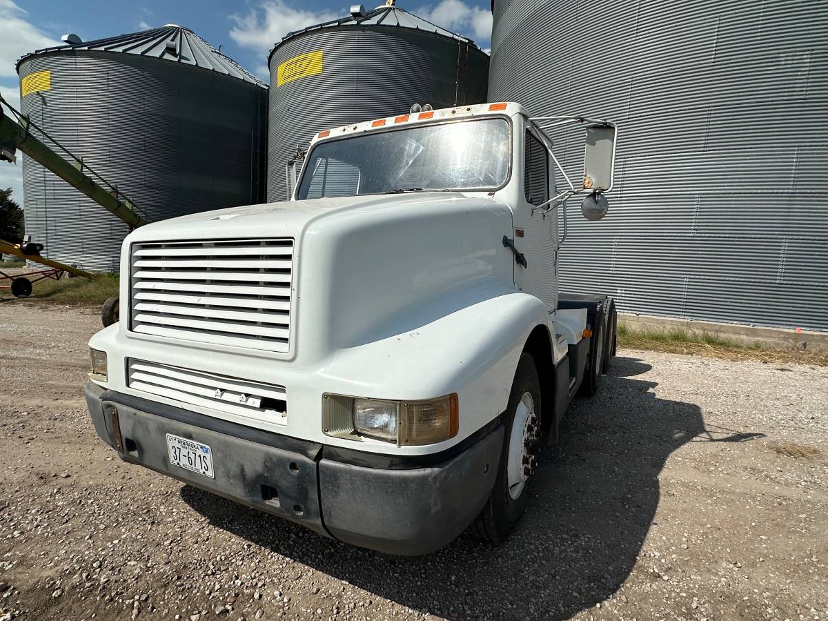 Unknown-International-8300-diesel-1989-white-4