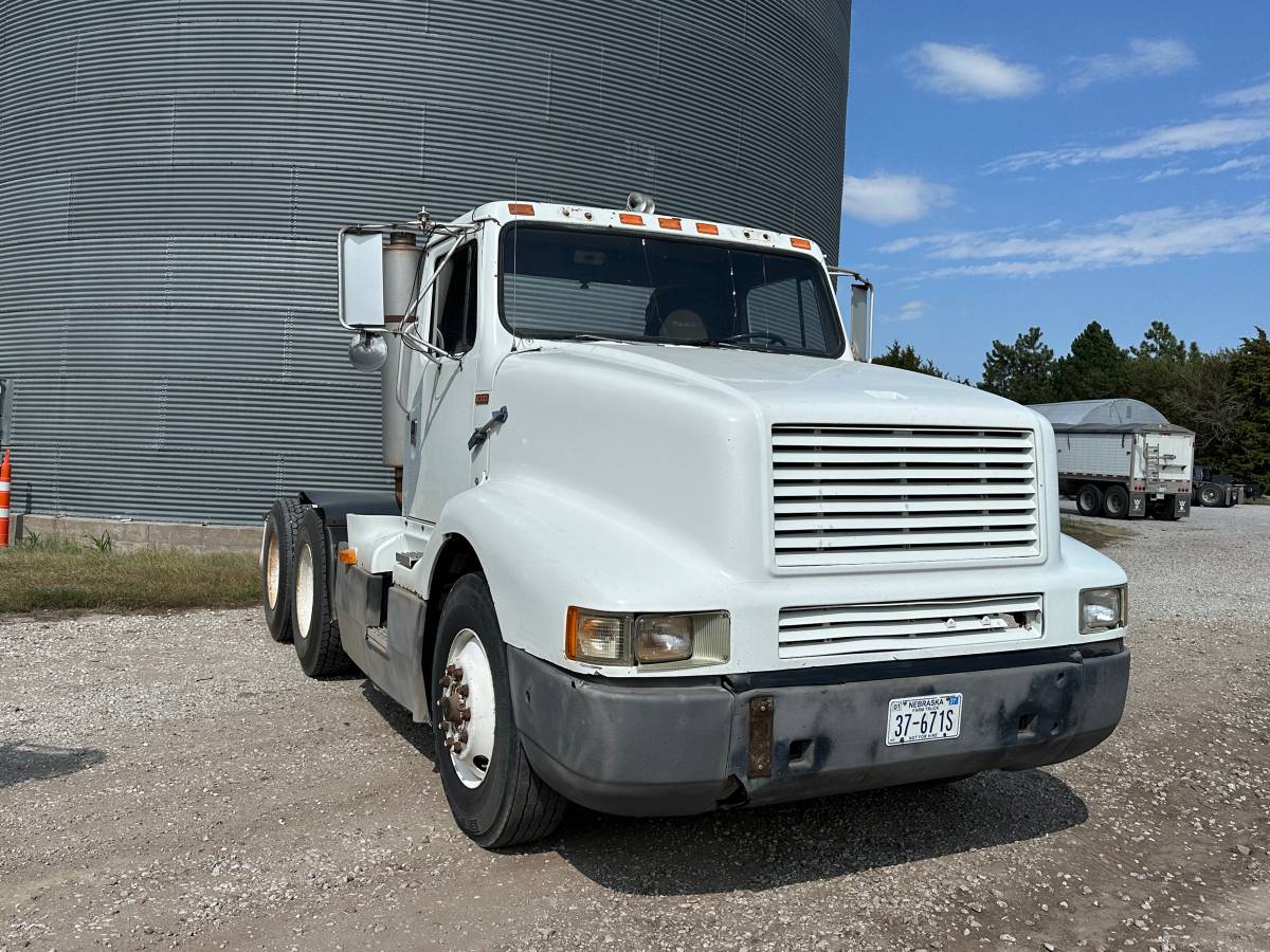 Unknown-International-8300-diesel-1989-white-5