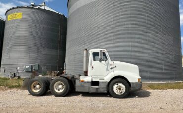 Unknown-International-8300-diesel-1989-white-6