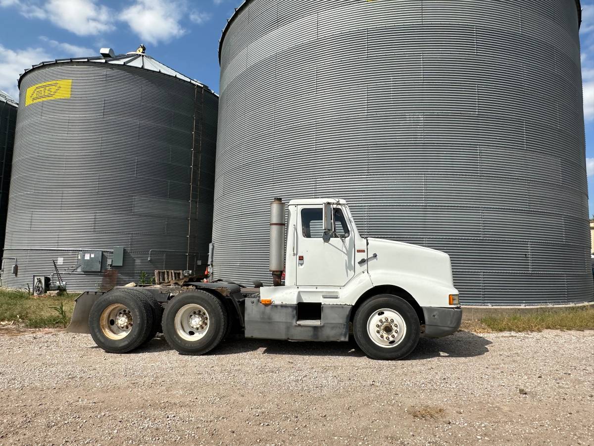 Unknown-International-8300-diesel-1989-white-6