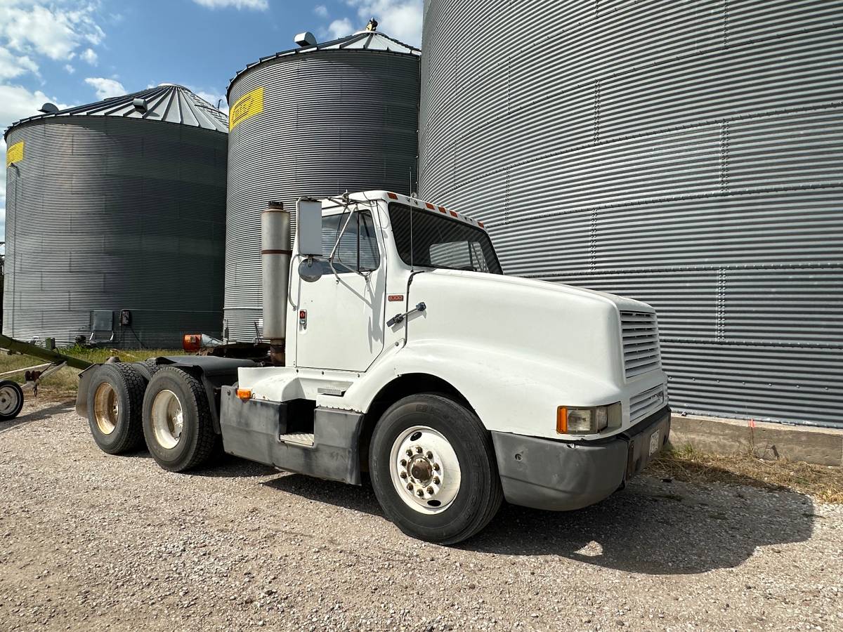Unknown-International-8300-diesel-1989-white-7