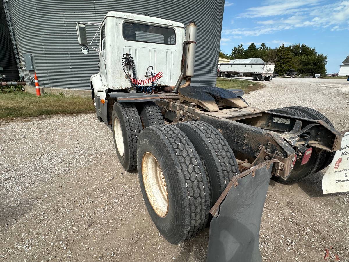 Unknown-International-8300-diesel-1989-white-9