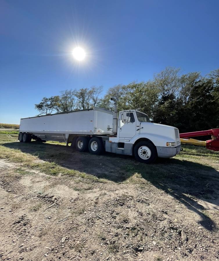 Unknown-International-8300-diesel-1989-white