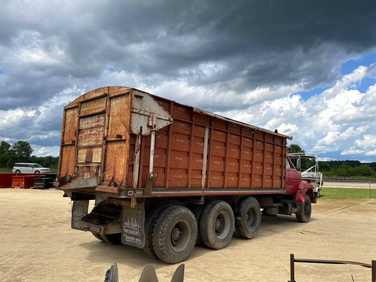 Unknown-International-grain-truck-diesel-1976-13
