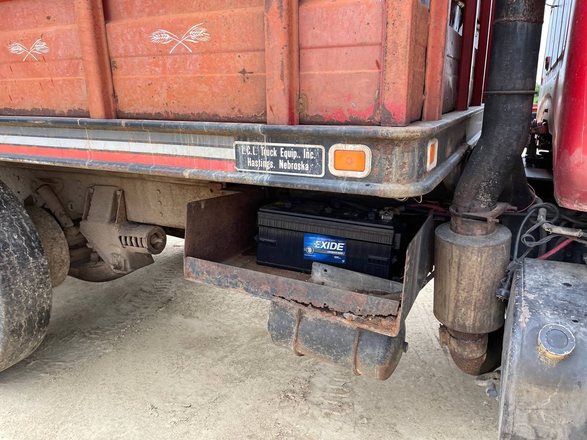 Unknown-International-grain-truck-diesel-1976-21