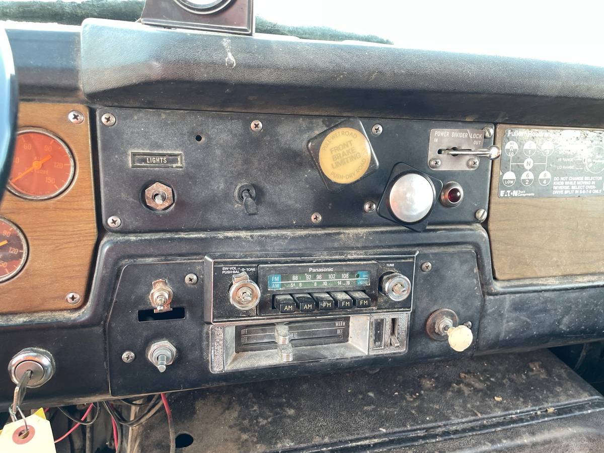 Unknown-International-grain-truck-diesel-1976-6
