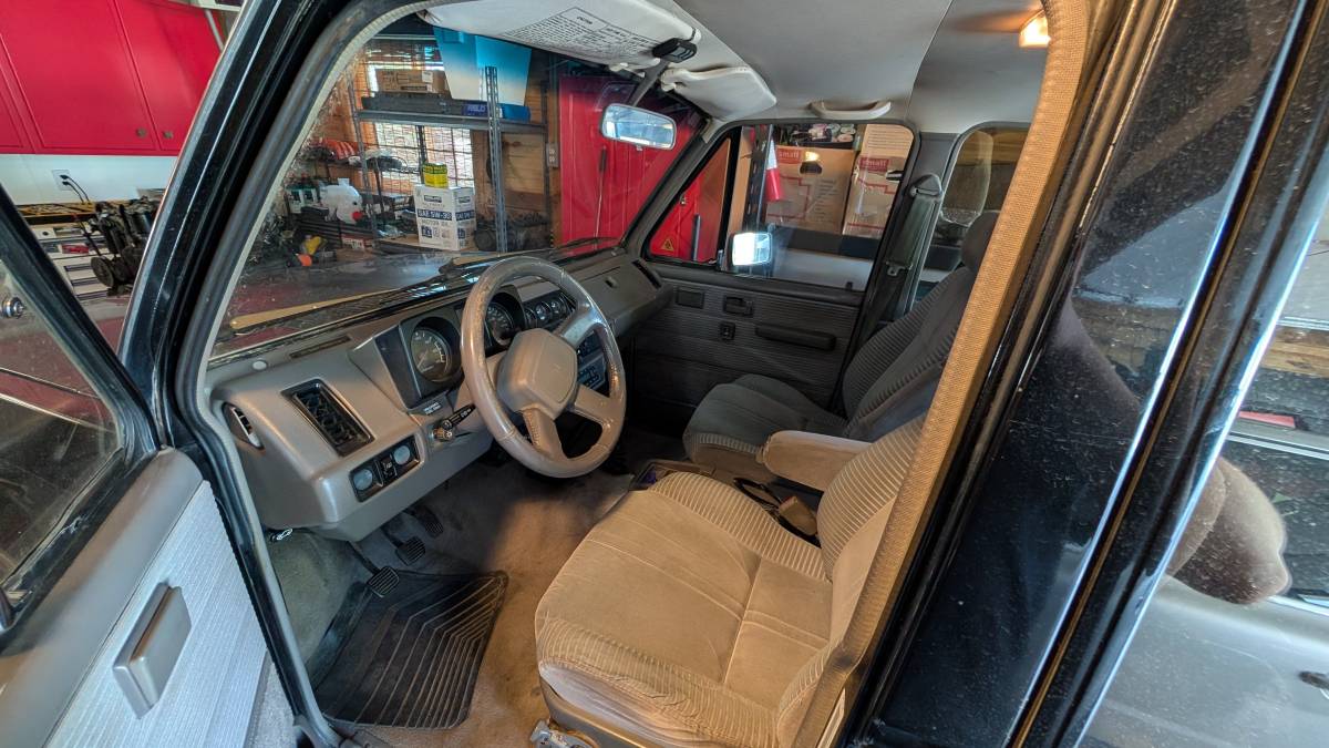Unknown-Isuzu-trooper-1990-black-3