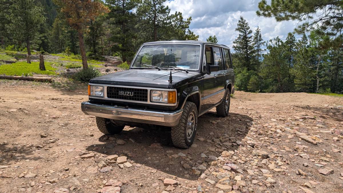 Unknown-Isuzu-trooper-1990-black