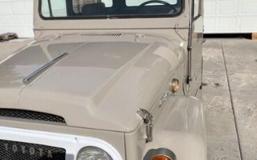Unknown-Land-cruiser-1968-Beige-Beige-23