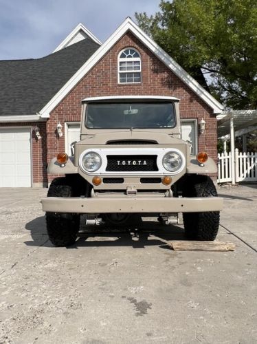 Unknown-Land-cruiser-1968-Beige-Beige