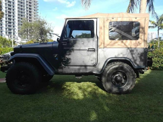 Unknown-Land-cruiser-1968-Green-11