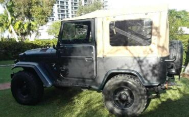 Unknown-Land-cruiser-1968-Green-8